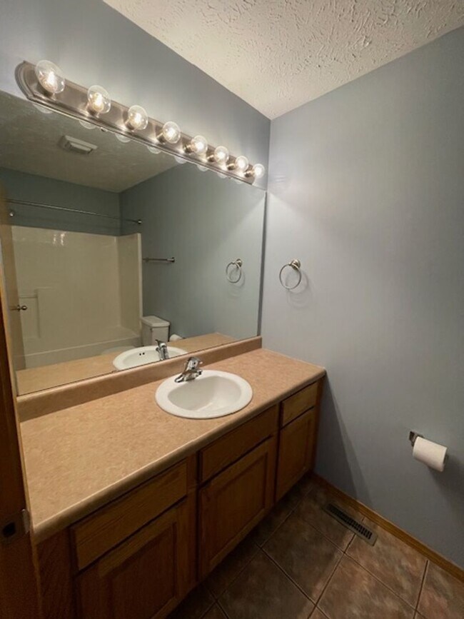 Foto del edificio - This All Brick home is Located in Orchard Crest West!