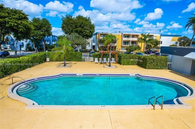 Building Photo - 9375 Fontainebleau Blvd