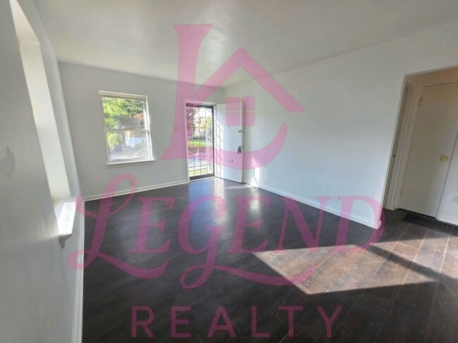 Building Photo - Cozy 2 Bedroom 1 Bathroom Home!