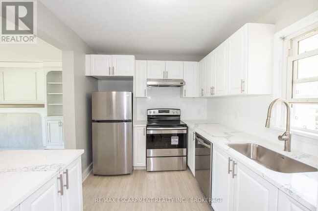 Building Photo - 21 Brisbane Glen