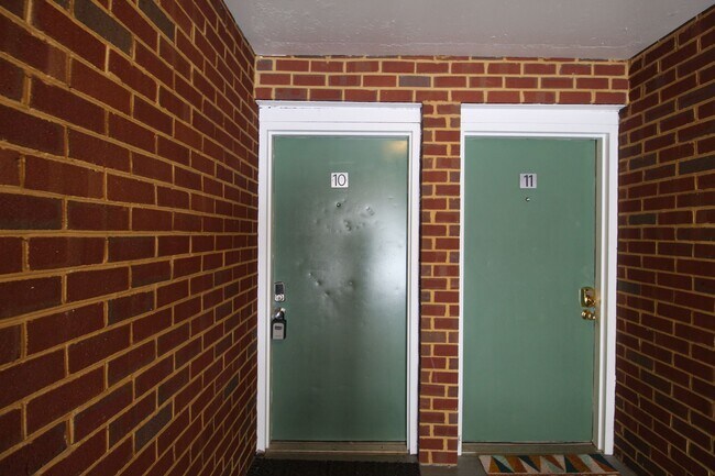 Foto del edificio - Fun and Stylish Living at Madison Manor! Top-Floor Condo with Vaulted Ceilings and Skylights