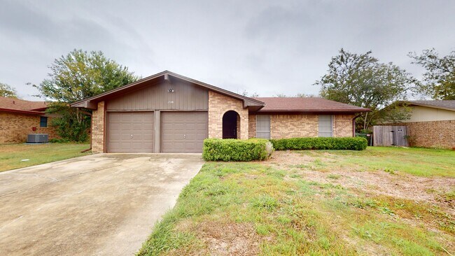 Building Photo - FREE SEPTEMBER RENT!!! ONLY $1,395 !!1