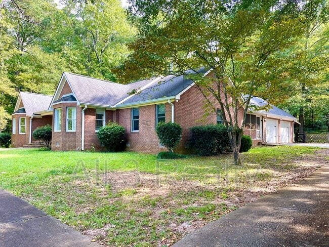 Building Photo - 160 Farm Ln