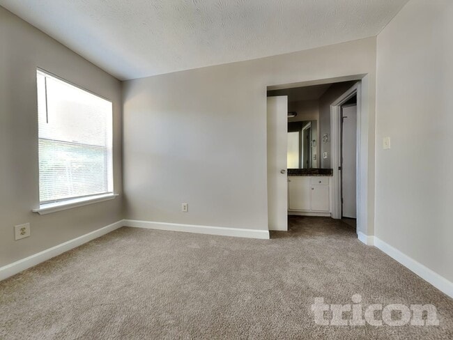 Building Photo - 2543 Mistletoe Ln SW