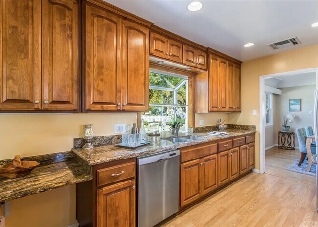 Foto del edificio - Spacious 4BR House in San Bernardino