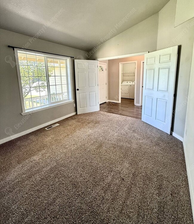 Building Photo - 4 BR / 2 BA home in quiet, walkable SW Red...