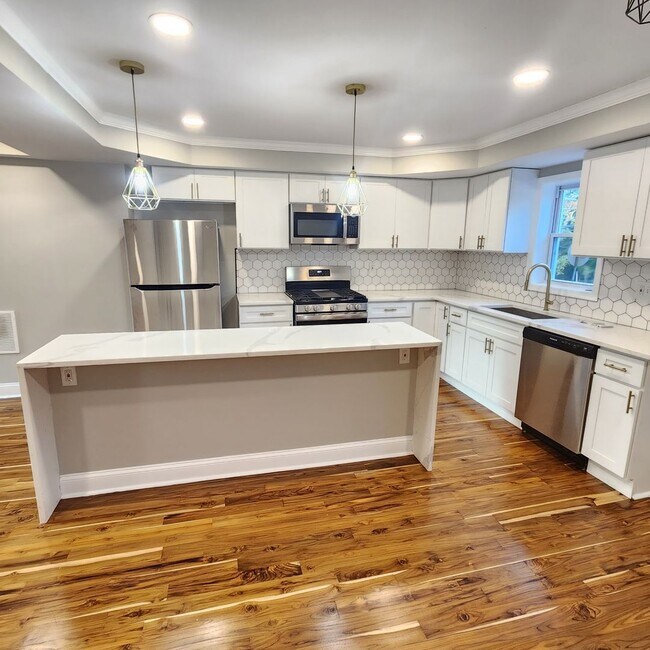 Foto del edificio - Newly Renovated 3-Bedroom 2-Bathroom Town ...