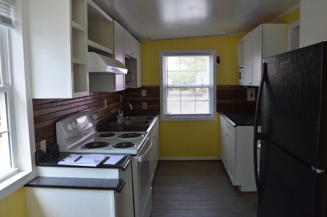 Building Photo - Newly Remodeled 1 Bedroom