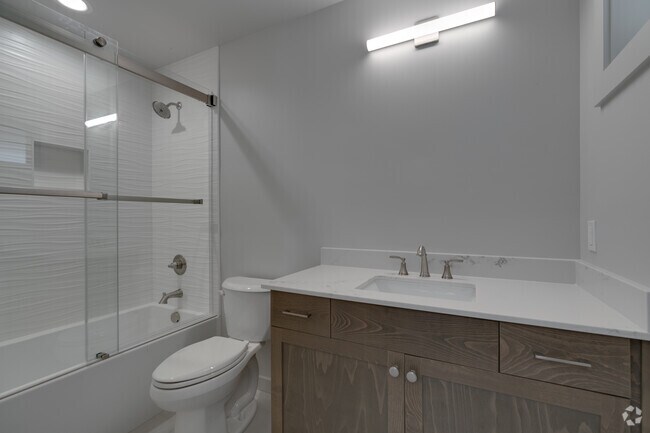 2 habitaciones, 2 baños - 750 pies cuadrados - Baño - Elk Run Village