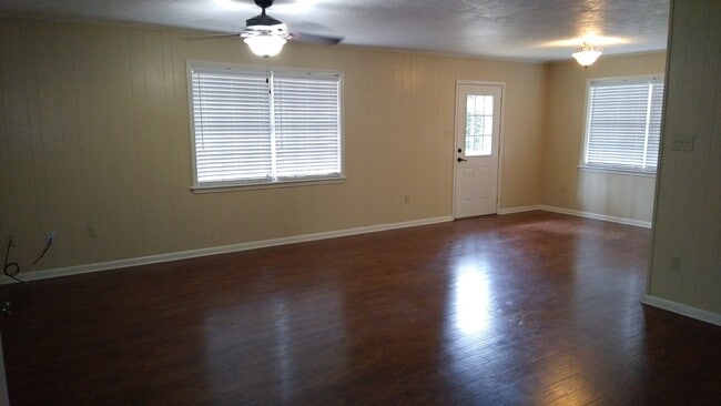 Building Photo - 905 Chinquapin Dr