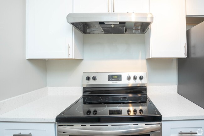 Aspire Richmond Hill Apartments Kitchen - Richmond Hill