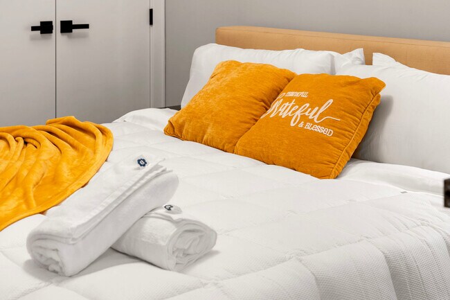 Foto del edificio - 318 W Grand Ave