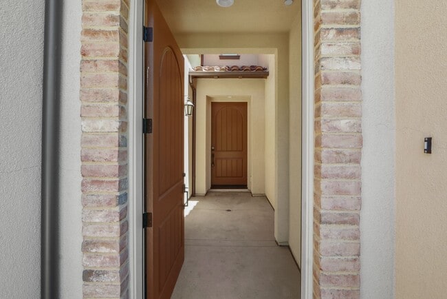 Building Photo - Desirable Eastwood Village Home