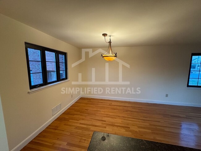 Building Photo - 2 Bedrooms 1 bathroom Unit available in Wa...