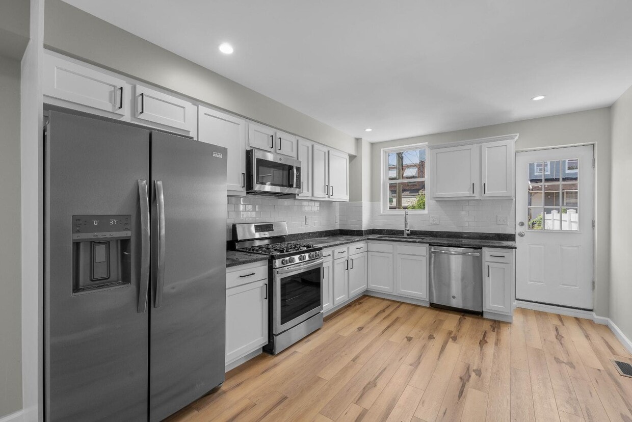 Primary Photo - 146 N Ellwood Ave