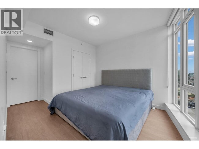 Building Photo - 7769 Park Cres