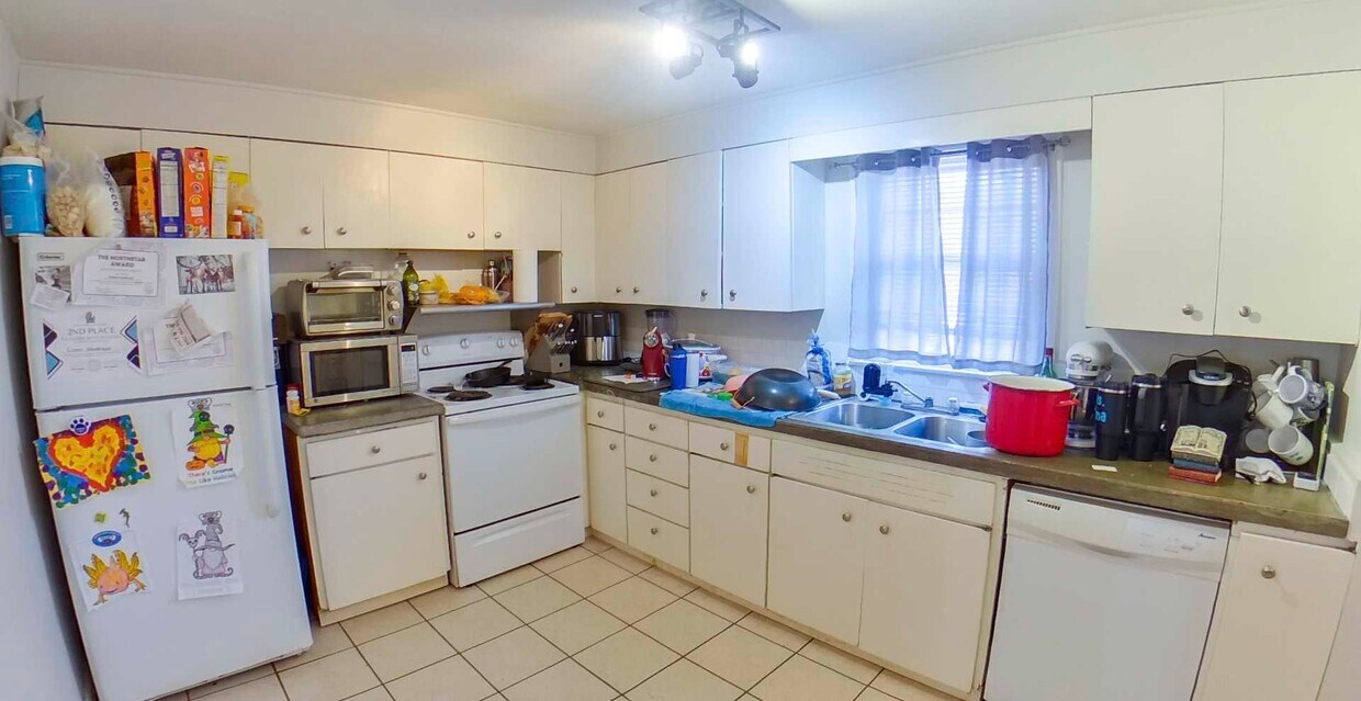 Primary Photo - Great Location! 2 Blocks to Campus + Pet-F...