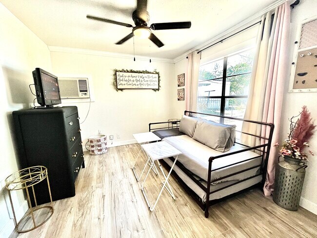 Foto del edificio - 7819 Glider Ave