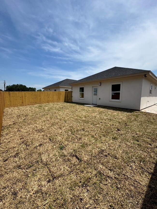 Building Photo - 2111 Dragonfly St