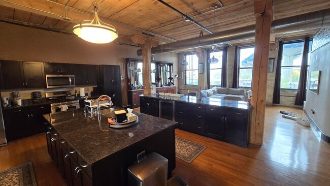 Building Photo - 602 S 9th St