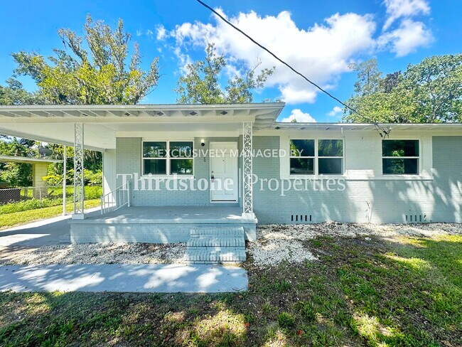Building Photo - 1120 Skye Dr E