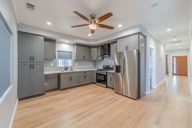 Building Photo - 146 W 57th St