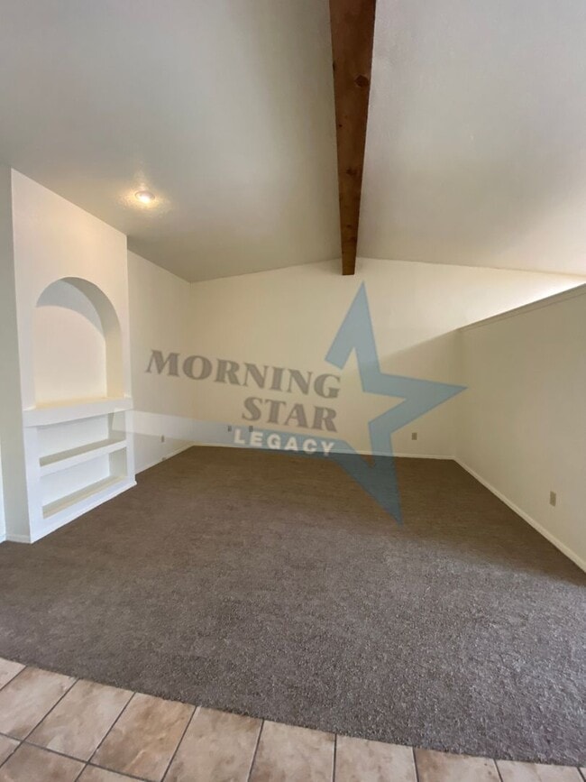 Building Photo - Updated 2 bed townhouse - Available Now!