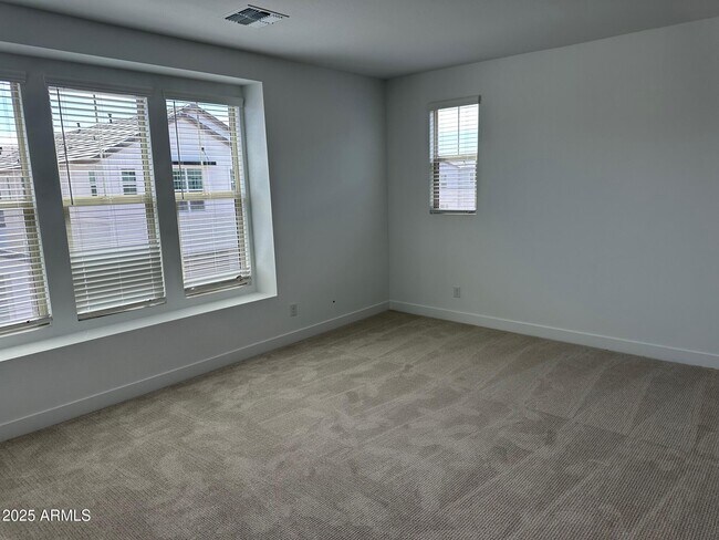 Foto del edificio - 2466 W Rowel Rd