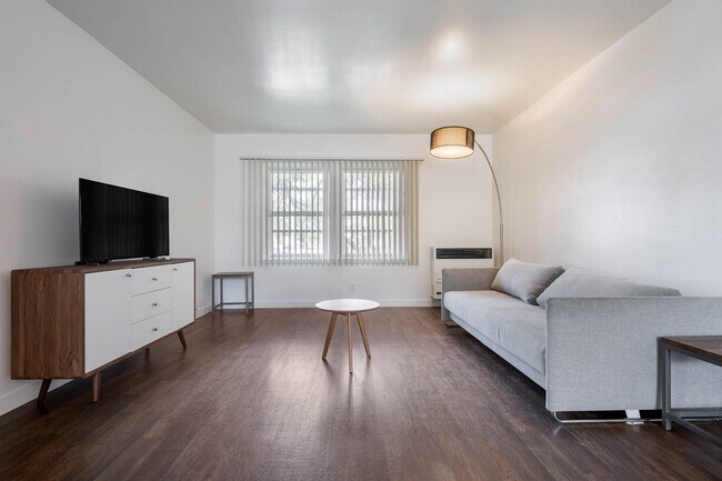 Foto del edificio - 8740.5 Belford Ave
