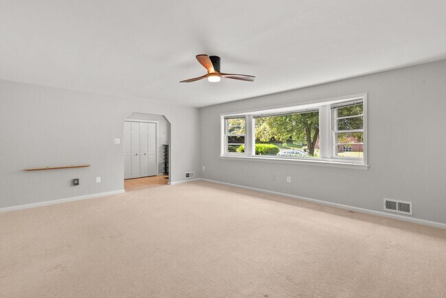 Foto del edificio - 5 Bed 3 Bath - Chevy Chase Rambler - Move ...