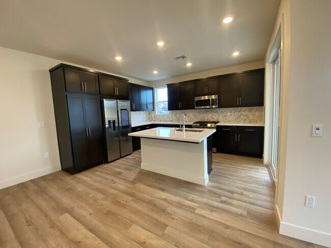 Foto del edificio - Boulevards End Unit Townhouse, 3 Bed / 2.5 Bath, Amenities, Close to 580 - Short term lease throu...