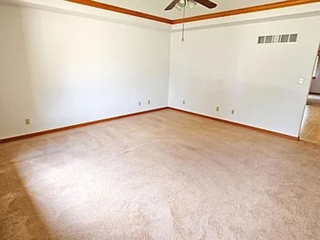 Building Photo - 1600 Schubert Dr