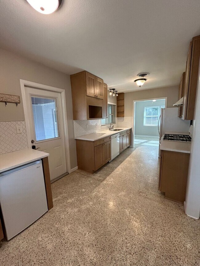 Foto del edificio - 3 Bedroom, 2 Bath Single Family Home in Eu...