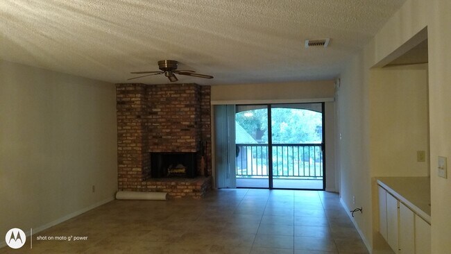 Building Photo - 1055 Kensington Park Dr