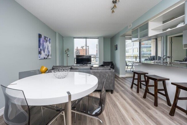 Building Photo - 1110-1110 11 St SW