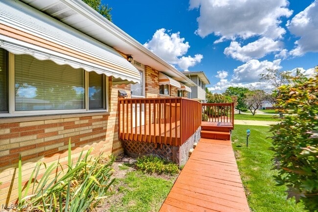 Foto del edificio - 24665 Robinia Dr