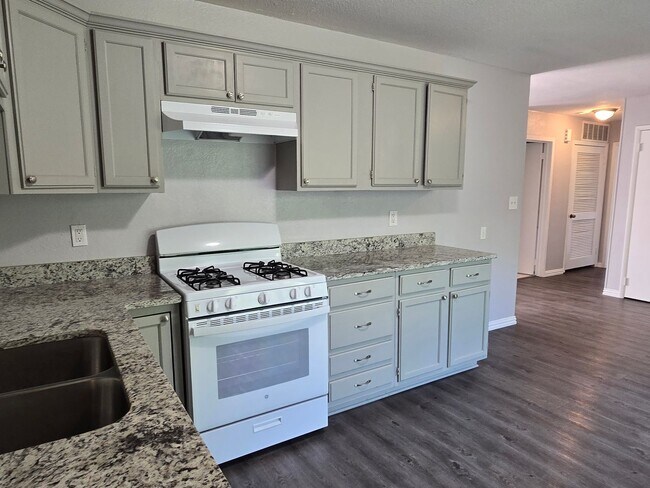 Building Photo - **MOVE IN SPECIAL--$500 RENT CREDIT FOR 2N...
