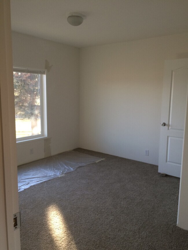 Building Photo - 3 bed 2 bath home sitting on 2 beautiful a...