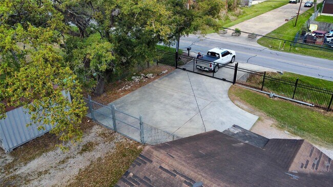 Foto del edificio - 6951 Windfern Rd