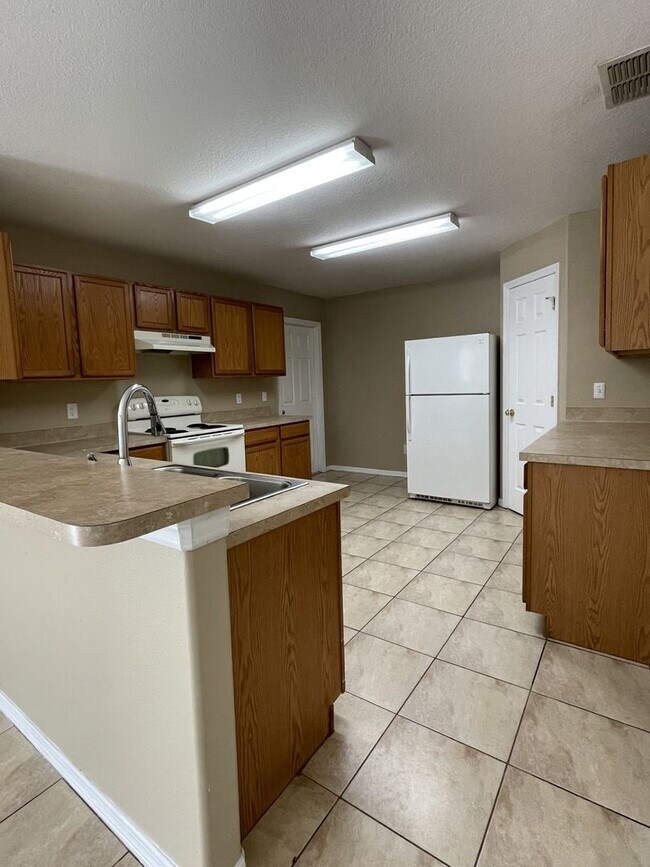 Foto del edificio - "FREE RENT" 3 bed / 2 bath duplex now avai...