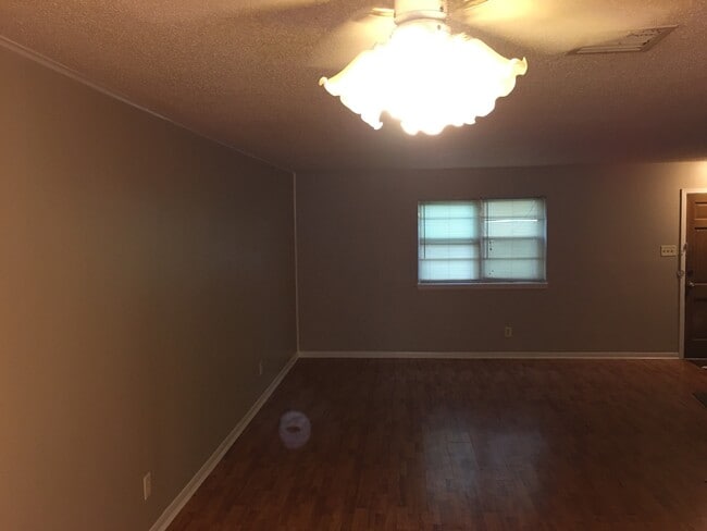 Building Photo - Town Home