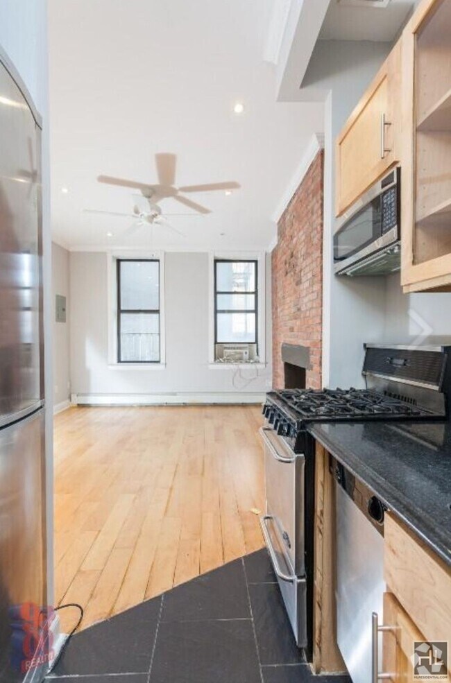 Building Photo - Amazing 3 Bedroom Apartment in East Villag...