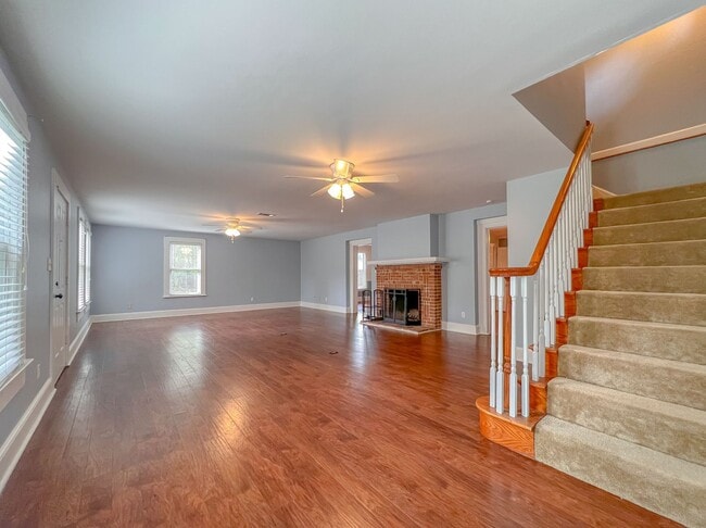 Photo - MIDTOWN 5/3.5 w/ 2750 sq ft, Wood Floors, ... House