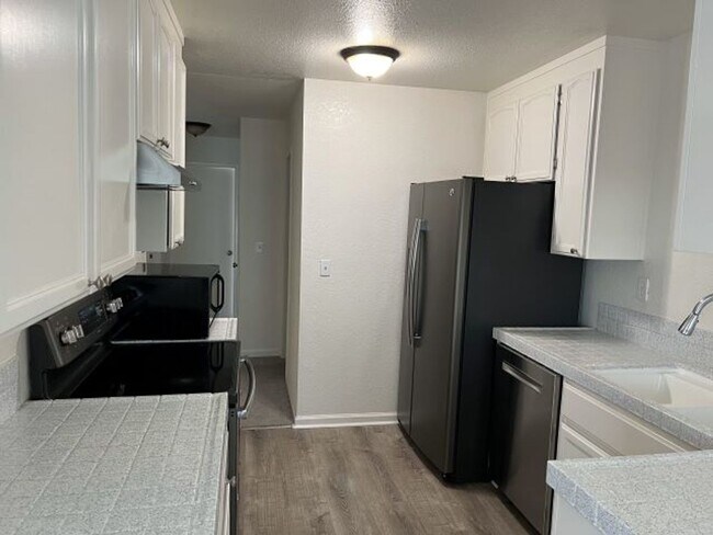 Foto del edificio - Top Floor End Unit Condo Campbell near Pru...