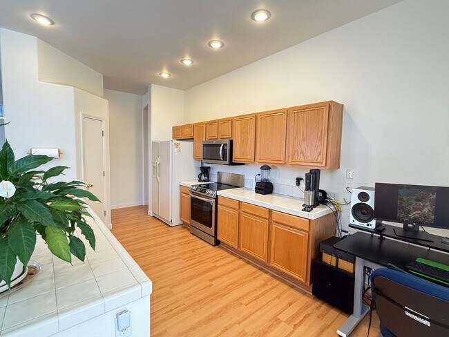 Foto del edificio - Beautiful 3 Bedrooms, 2 Baths with a 3 Car...
