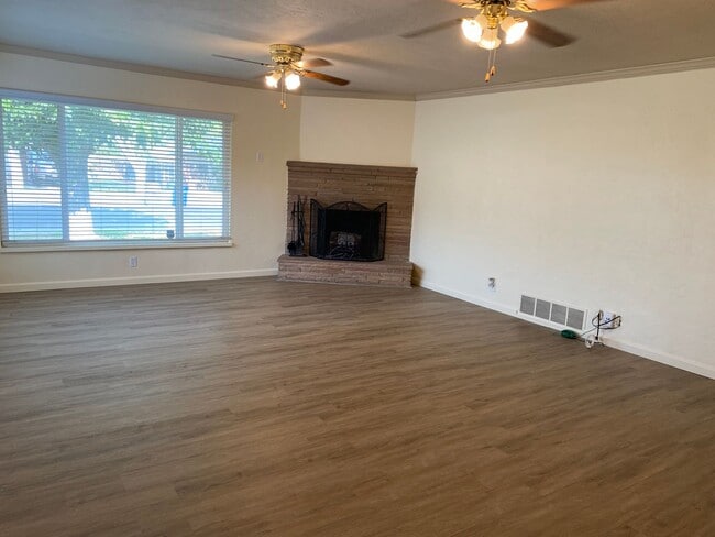 Building Photo - 3 Bedroom 2 Bath in Mature Neighborhood fo...