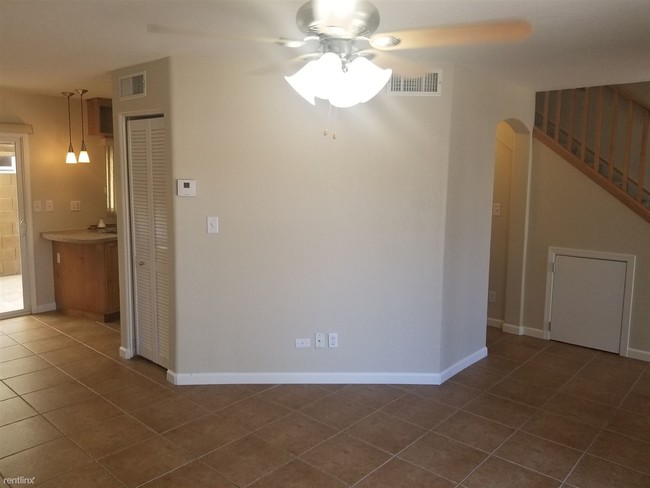 Building Photo - 3 br, 1.5 bath Townhome - 1610 W Village Way