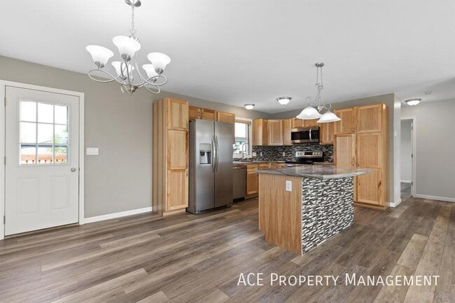 Building Photo - 520 Crazy Horse St