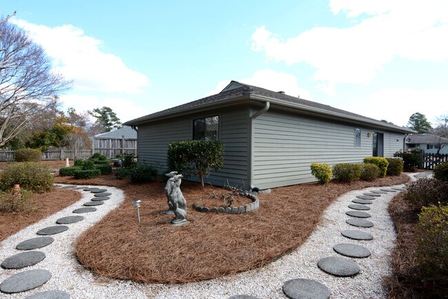Building Photo - 6027 Cedar Ridge Dr