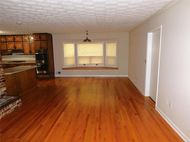Building Photo - 626 Indian Hills Pkwy NE